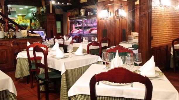 Salón interior Asador Nuevo Porche cerca de IFEMA